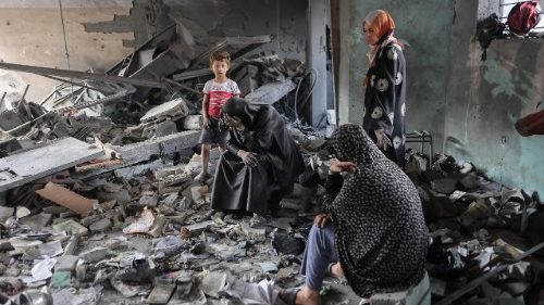 Il Papa: in Medio Oriente un conflitto atroce, si aprano cammini di pace