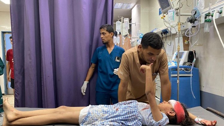 Notdürftige Versorgung eines Mädchens in einem Krankenhaus in Gaza, Juli 2025