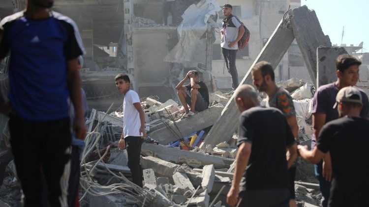 Ancora raid di Israele su Gaza, si scavano fosse comuni per seppellire le persone