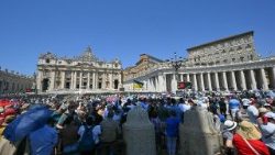 Pilgrims in St.Peter's Square hold up a Ukrainian Flag