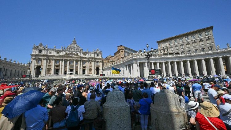 Pilgrims in St.Peter's Square hold up a Ukrainian Flag