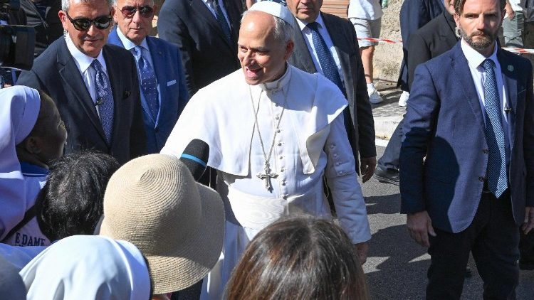 Papa Leo XIV akiwa Ikulu Ndogo ya Castel Gandolfo amekutana na waamini