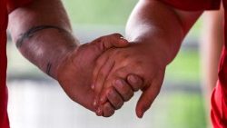 பிறரை புரிந்து கொள்வதும் நம்மை நாமே புரிந்துகொள்தலும் மன்னிப்புக்கு வழி காட்டும்.