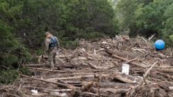 Cảnh sát tìm kiếm người sống sót giữa đống đổ nát sau lũ lụt ở Texas Hill Country