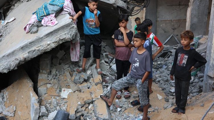 Giovanissimi palestinesi a Gaza City (Afp)