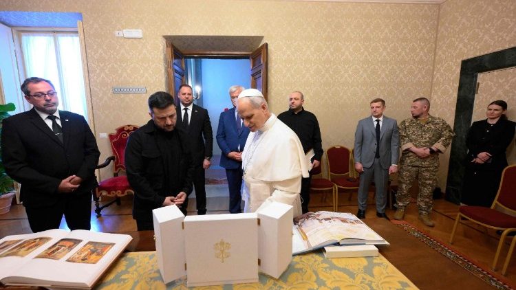 संत पापा को राष्ट्रपति का उपहार