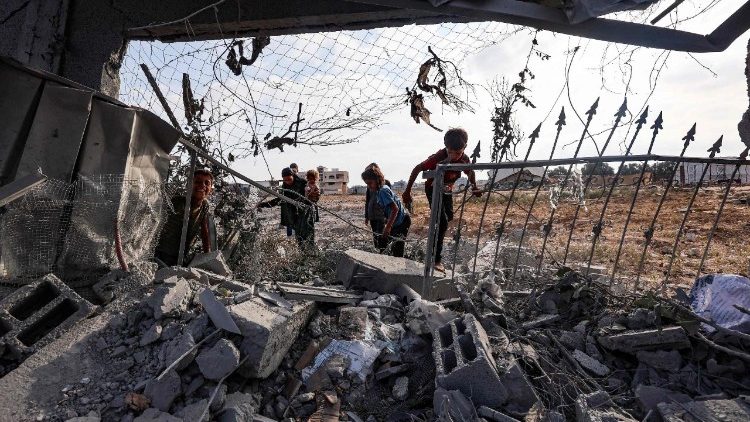 Bambini palestinesi nella distruzione della guerra a Gaza 