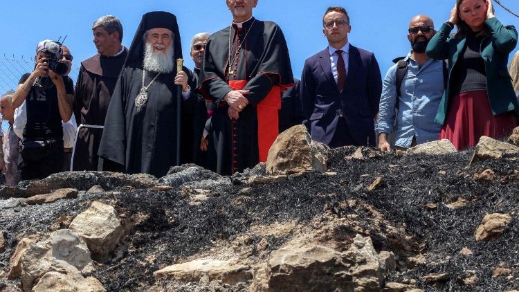ऐतिहासिक अल-खदर गिरजाघर के पीछे आग से तबाह हुए क्षेत्रों का दौरा करते हुए कलीसियाई नेतागण