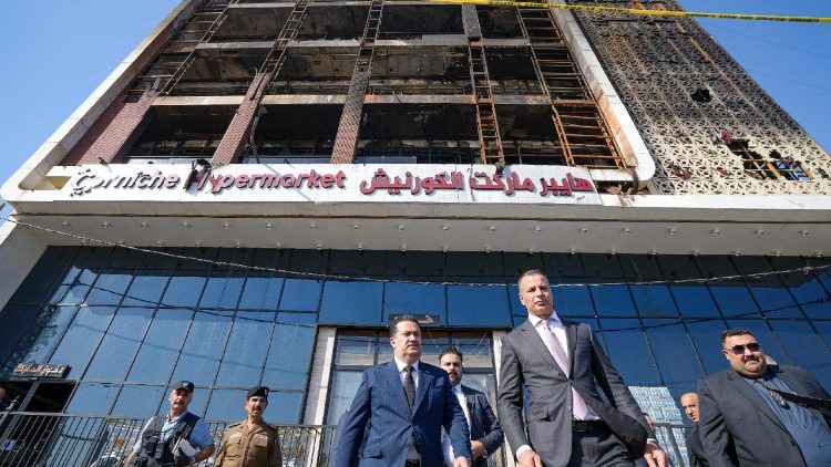 जले हुए शॉपिंग मोल के सामने इराक के प्रधानमंत्री मोहम्मद शिया अल सुदानी