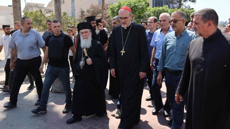 येरूसालेम के लैटिन प्राधिधर्माध्यक्ष, कार्डिनल पियरबत्तिस्ता, येरूसालेम के ग्रीक ऑर्थोडोक्स प्राधिधर्माध्यक्ष थेओफिलुस तृतीय के साथ दौरे पर