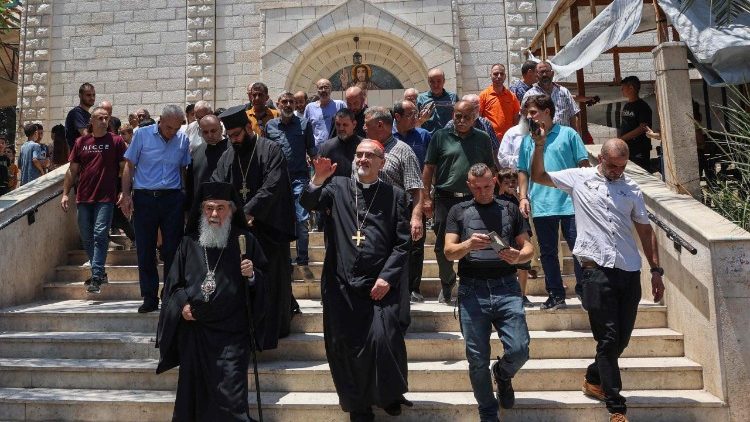 הארכיבישוף פיירבטיסטה פיצבאלה, הפטריארך הלטיני של ירושלים, והפטריארך היווני-אורתודוקסי של ירושלים, תאופילוס השלישי, מבקרים בכנסיית המשפחה הקדושה בעיר עזה.