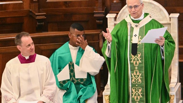 Leó pápa prédikál a híveknek a vasárnapi szentmisén Castel Gandolfóban