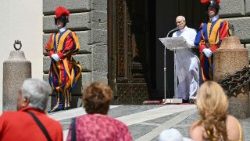 папата по време на молитвата Ангел Господен, 20 юли 2025, Кастел Гандолфо