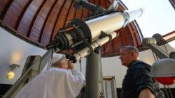 Lev XIV. na návštěvě Vatikánské observatoře v Castel Gandolfu, 20. července 2025