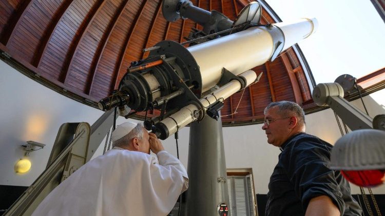 कास्टेल गंडोल्फो स्थित वाटिकन वेधशाला के गुंबदों में स्थित दूरबीनों और उपकरणों का अवलोकन करते हुए संत पापा लियो 14वें