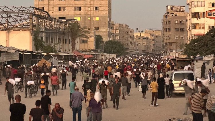 Il punto di distribuzione degli aiuti a Khan Yunis