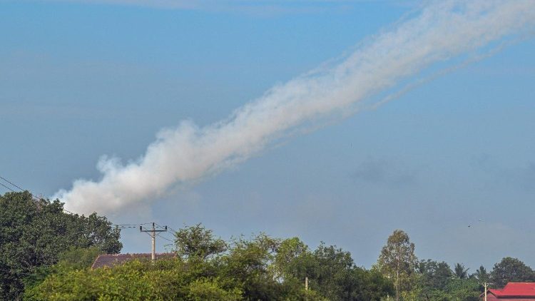 Rauch von einem Raketenwerfer in der Nähe der Grenze