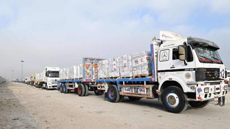अति आवश्यक सहायता ले जा रहे ट्रक मिस्र से गाज़ा सीमा क्षेत्र में प्रवेश कर रहे हैं