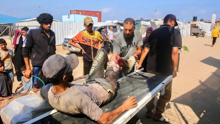 Ein Palästinenser, der im Gazastreifen beim Warten auf Hilfsgüter verletzt wurde, wird auf einer Liege abtransportiert