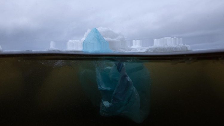 Plastikflasche im Meer
