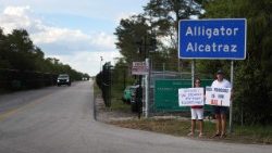 Mahnwache von Religionsvertretern vor dem Internierungslager "Alligator Alcatraz"
