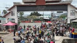 Arbeitsmigranten aus Kambodscha am Grenzübergang Daung