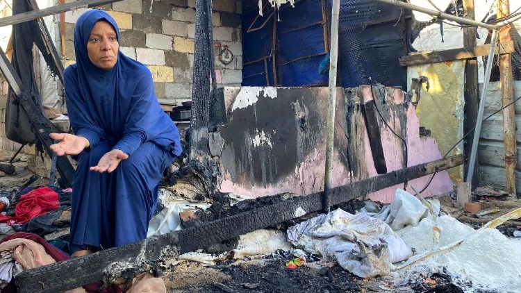 Una donna palestinese a Khan Yunis (Afp)