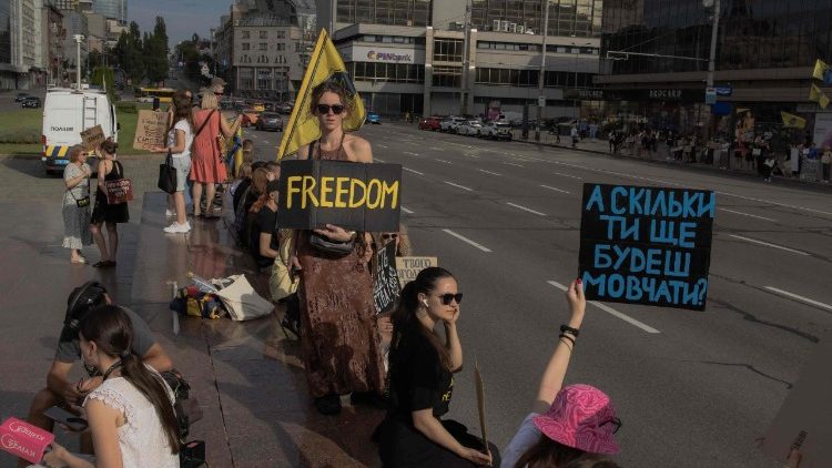 Aktivisten halten an einer Straße in der ukrainischen Hauptstadt Kyiv Plakate hoch, um auf das Schicksal ukrainischer Kriegsgefangener aufmerksam zu machen - Agenturbild, 10. August 2025