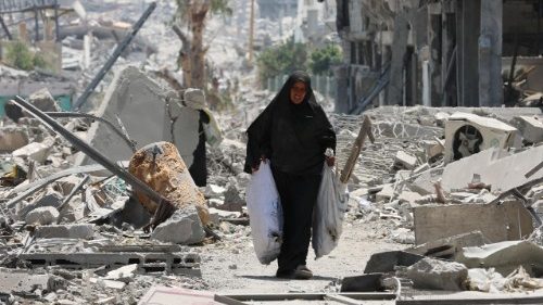 Il Papa: nella follia della guerra &egrave; importante difendere la vita in ogni sua fase