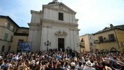 ലിയൊ പതിനാലാമൻ പാപ്പാ ആഗസ്റ്റ് 15-ന് വെള്ളിയാഴ്ച സ്വാർഗ്ഗാരോപണത്തിരുന്നാൾ ദിവ്യബലി അർപ്പിച്ച ദേവാലയവും അതിനു മുന്നിൽ തടിച്ചുകൂടിയ വിശ്വാസികളും