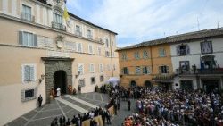 ലിയൊ പതിനാലാമൻ പാപ്പാ കാസ്തെൽ ഗന്തോൾഫൊയിൽ, വേനൽക്കാല അരമനയുടെ മുന്നിൽ സ്വർഗ്ഗാരോപിതനാഥയുടെ തിരുന്നാൾ ദിനത്തിൽ മദ്ധ്യാഹ്നപ്രാർത്ഥന നയിക്കുന്നു, 15/08/25