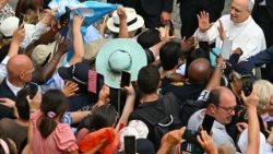 Eine große Menge wartete vor der Kirche auf den Papst