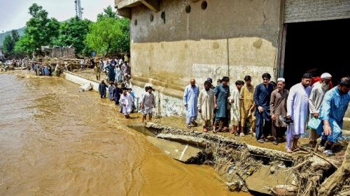 Paquistão e Índia: inundações causam centenas de vítimas e danos devastadores