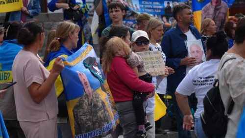 Menschen versammeln sich am 24. August 2025, dem Unabhängigkeitstag der Ukraine, auf dem Unabhängigkeitsplatz (Maidan) zu einer Kundgebung zur Unterstützung vermisster Soldaten (Agenturbild)