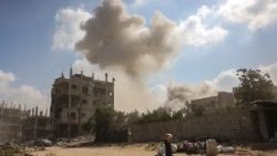 इस्राएली हमले के बाद गज़ा की एक ध्वस्त इमारत