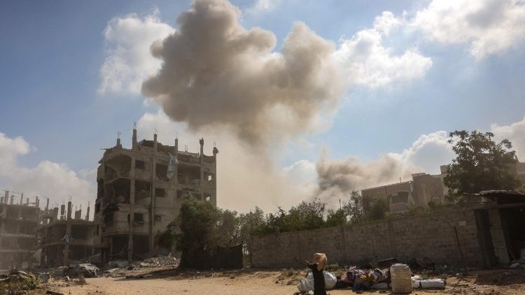 इस्राएली हमले के बाद गज़ा की एक ध्वस्त इमारत