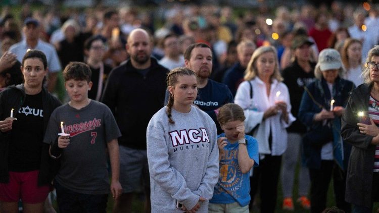 Người dân tham gia giờ cầu nguyện cho các nạn nhân vụ xả súng ở nhà thờ Truyền Tin ở thành phố Minneapolis, Minnesota, Hoa Kỳ