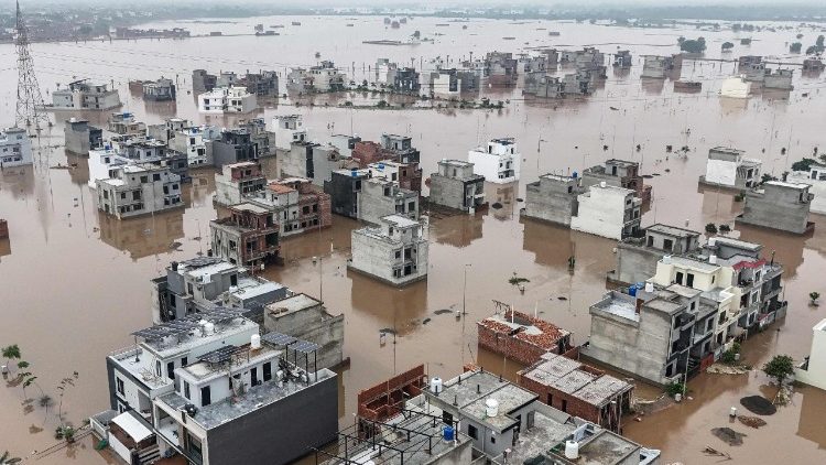 வெள்ள நீரால் சூழப்பட்டுள்ள பாகிஸ்தானிய குடியிருப்புகள் 