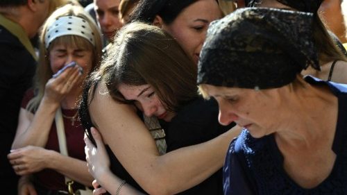 Paven etter angelus: «De skal smi sverdene om til plogskjær»