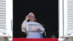 Leó pápa az Úrangyalakor üdvözli a Szent Péter téren egybegyűlteket