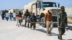 Des équipes de secours et des forces de sécurité des Taliban portant des civières à Jalalabad, ce lundi 1er septembre 2025.