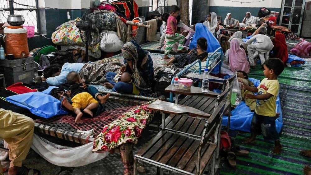 : Vítimas afetadas pelas enchentes descansam em um acampamento improvisado dentro de uma escola em Lahore, em 1º de setembro de 2025. Quase meio milhão de pessoas foram deslocadas pelas enchentes no leste do Paquistão após dias de fortes chuvas que causaram o transbordamento dos rios, disseram autoridades humanitárias em 30 de agosto, enquanto realizavam uma grande operação de resgate. (Foto de Arif ALI / AFP)