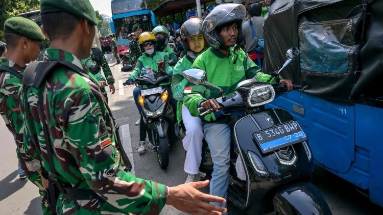 Soldados vigiam mototaxistas que protestam em Jacarta