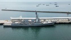 Una nave militare statunitense a Panama nel contesto delle tensioni tra Washington e Caracas