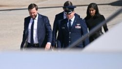 Vizepräsident JD Vance und Second Lady Usha Vance zollen den Opfern des Amoklaufs in der Annunciation Catholic Church ihren Respekt.