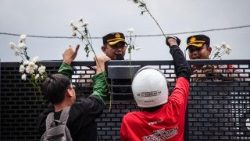 Jóvenes y personal militar en Indonesia 