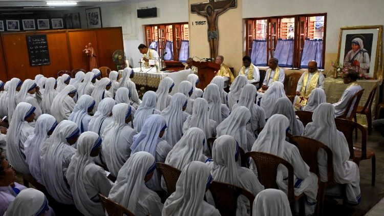 Motrat Misionare të Bamirësisë në lutje në ditën e festës së Shën Terezës së Kalkutës, e cila shënon përvjetorin e vdekjes së Nënë Terezës, në Shtëpinë Nënë në Kalkuta më 5 shtator 2025.