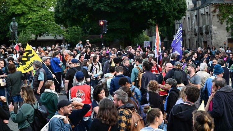 Manifestazioni di protesta dopo la caduta del governo in Francia