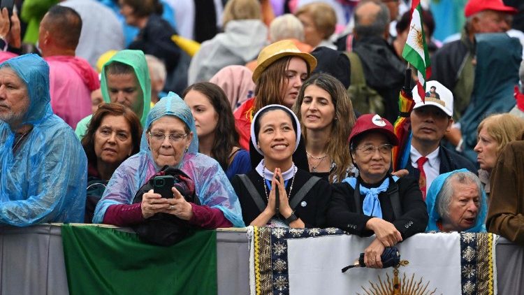 आमदर्शन समारोह में  विश्वासियों  और तीर्थयात्रीगण