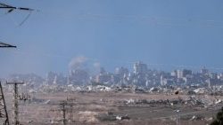Colunas de fumo se elevam após bombardeios israelenses em Gaza (AFP or licensors)